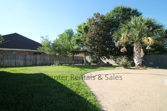 Building Photo - Country Trails Gem with a Pool Made for Te...