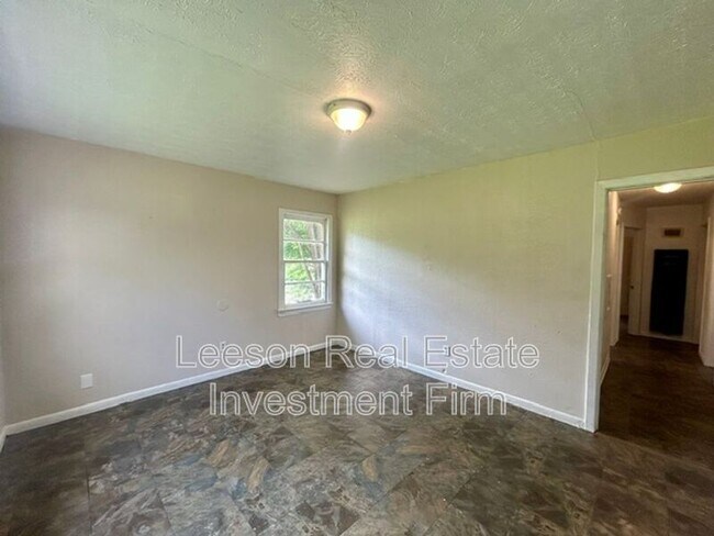 Building Photo - 307 W 71st St