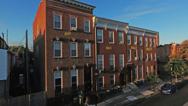 Primary Photo - 861 Hollins St