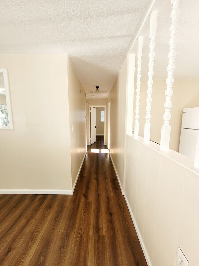 Building Photo - 3 bedroom home with Electric included