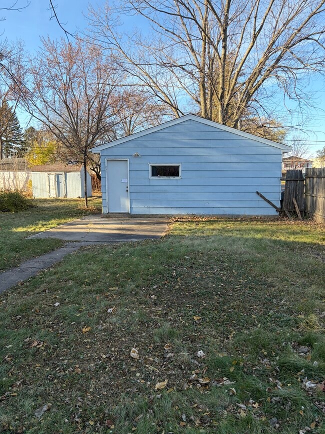 Building Photo - 119 7th Ave NE