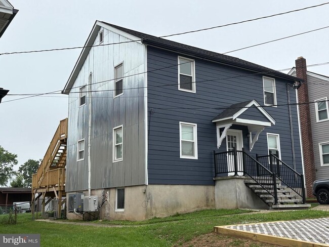 Building Photo - 1708 Hall Ave