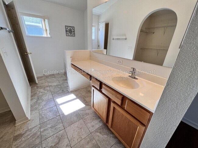Building Photo - 5647 Sycamore Canyon Dr