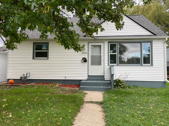 Primary Photo - 3 bedroom 1 1/2 bath home with fenced in b...