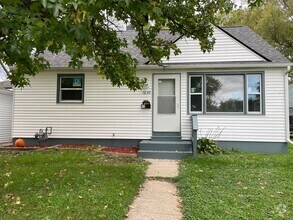 Building Photo - 3 bedroom 1 1/2 bath home with fenced in b...