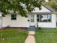 Building Photo - 3 bedroom 1 1/2 bath home with fenced in b...