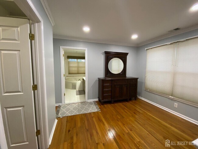 Building Photo - 2 Hampshire Pl