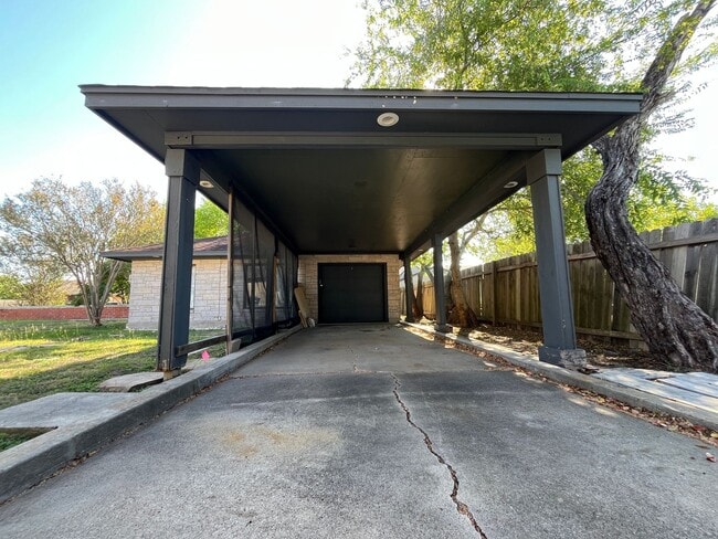 Building Photo - HOUSE AND BACK APARTMENT ON LARGE LOT!!