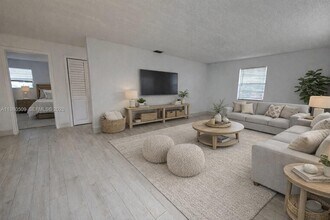 Building Photo - 4621 SW 33rd Ave