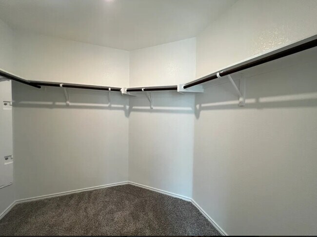 Building Photo - Modern 4-Bed, 2-Bath Retreat with Soaking ...