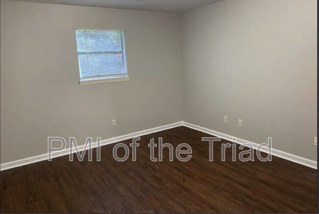 Building Photo - 1600 Oak Croft St