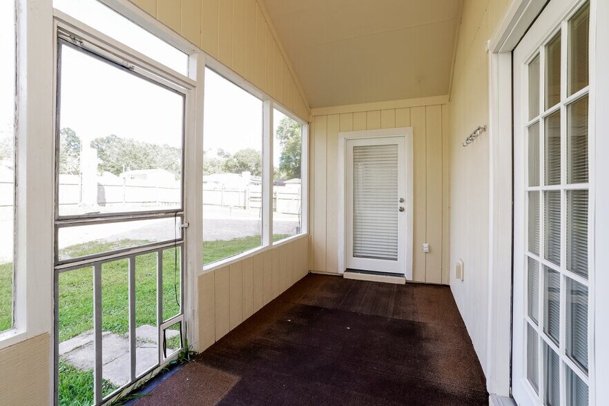 Building Photo - 1266 Bee St N