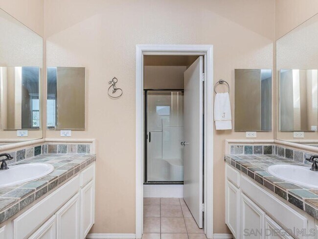 Building Photo - 425 S Meadowbrook Dr