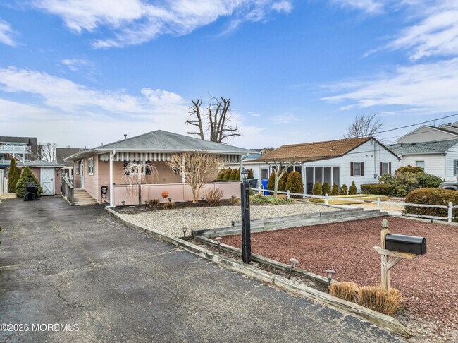 Building Photo - 126 Royal Dr