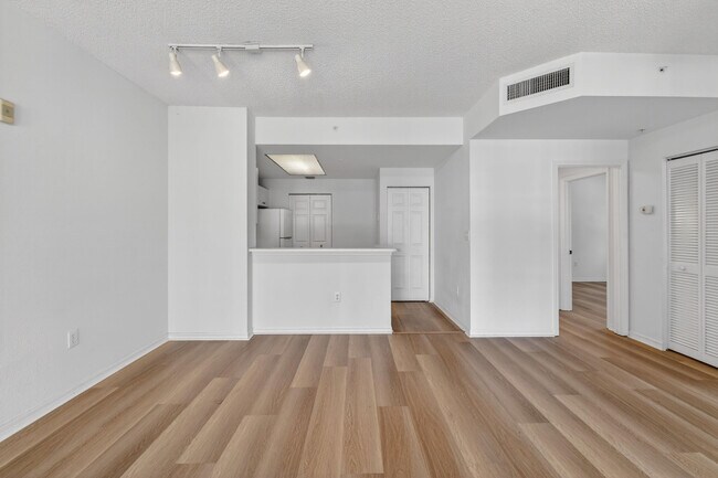 Building Photo - 2804 Sarento Pl