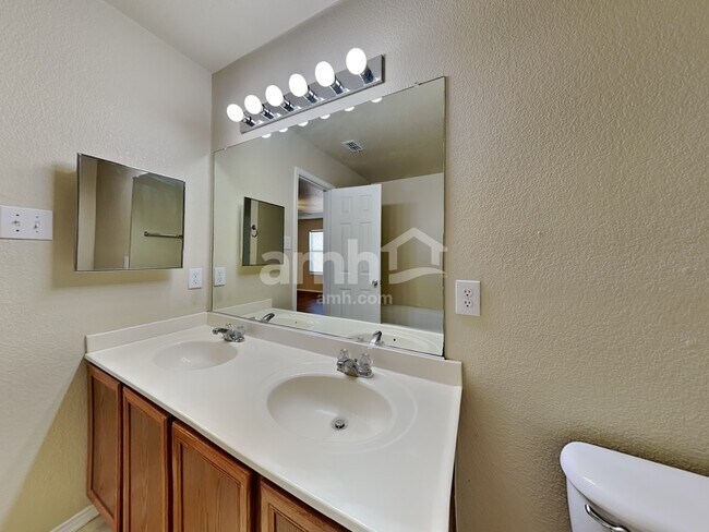 Building Photo - 1405 Sun Breeze Dr