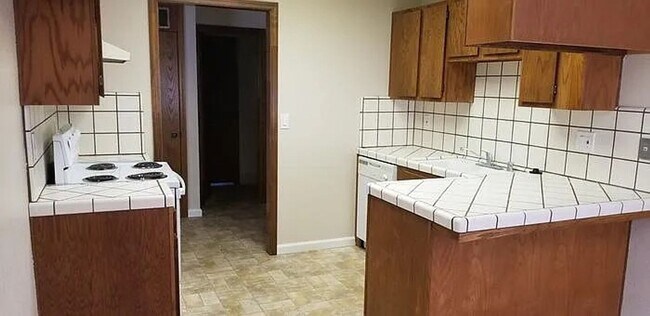 Building Photo - 3 Bed, 1.5 Bath Duplex