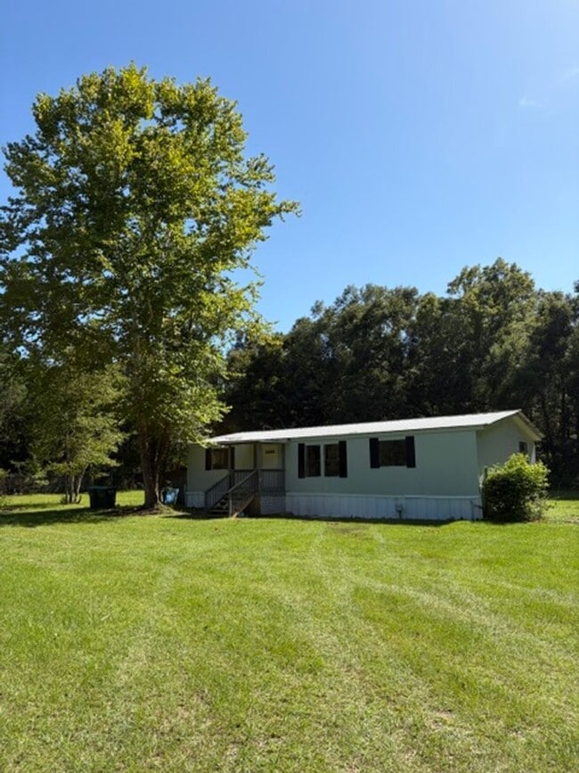 Building Photo - 3 Bedroom Home Available Now!