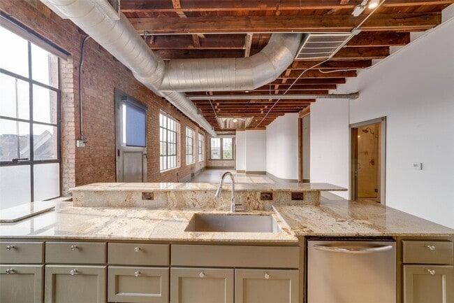 Building Photo - 709 W Magnolia Ave