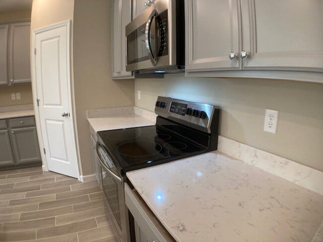 Building Photo - ***TWO WEEKS FREE*** Comfortable 3 Bedroom Home With Great Outdoor Space