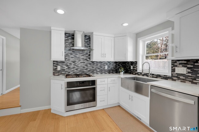 Building Photo - 10 Elm Ave