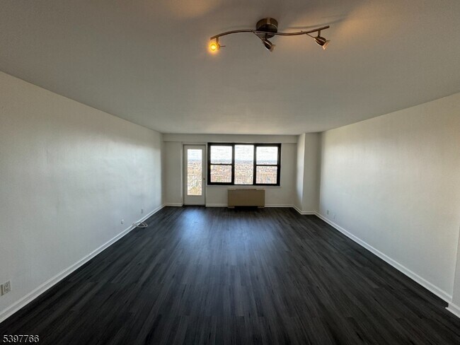 Building Photo - 285 Aycrigg Ave