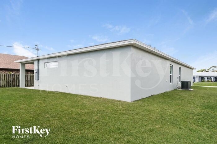 Building Photo - 1681 SE Mariner Ln