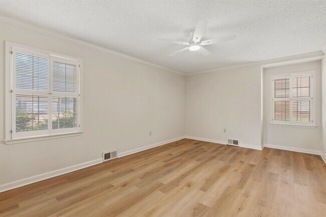 Building Photo - 8604 Sandpoint Dr
