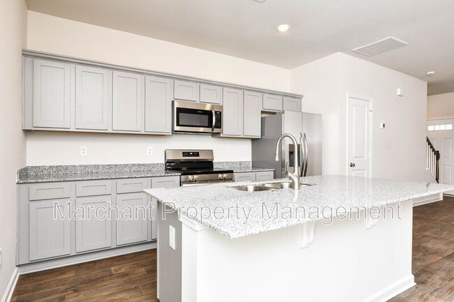 Building Photo - 27 English Ct