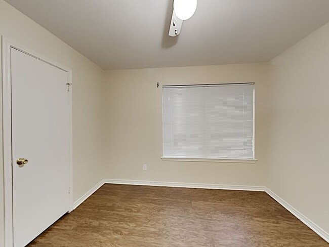 Building Photo - No Application Fees* $500 Off 1st Month Rent*