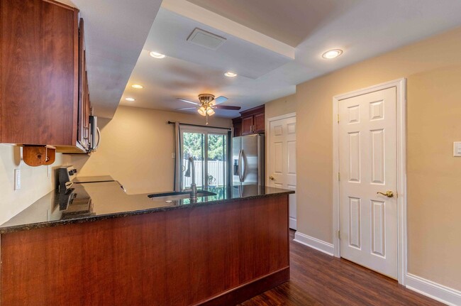 Building Photo - Updated 2 Bedroom 1.5 Bath in Goshen Valley!