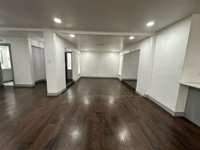 Building Photo - 5850 Paisley St