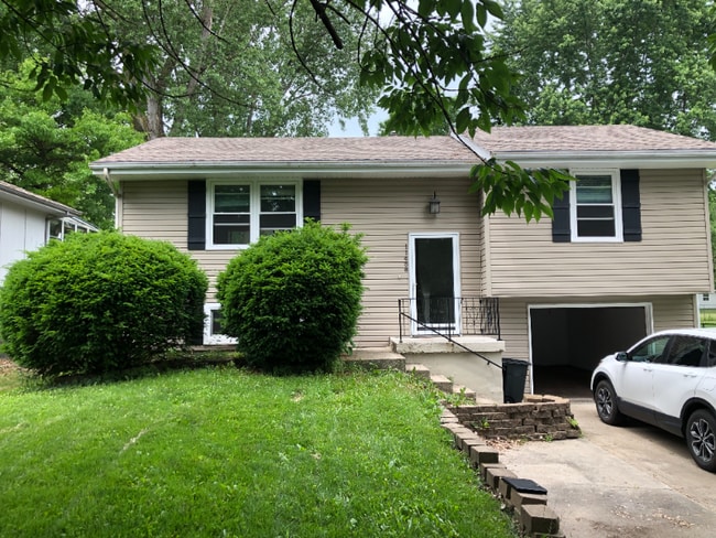 Primary Photo - 11458 N Oak Trafficway