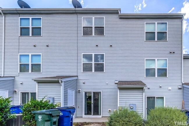 Building Photo - Spacious 3 Bed, 3.5 Bath Townhome in Desirable & Convenient Highland Creek Community!