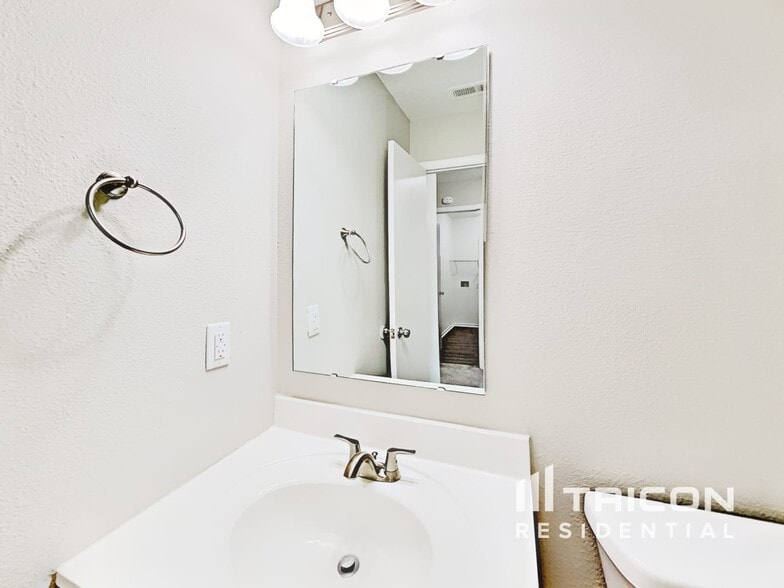 Building Photo - 10955 Woods Dr