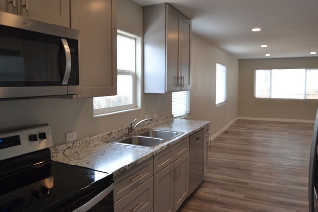 Building Photo - Beautiful 3 Bed 2 Bath with AC!