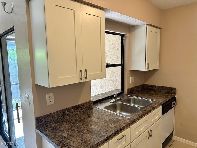 Building Photo - 1025 SE 24th Ave