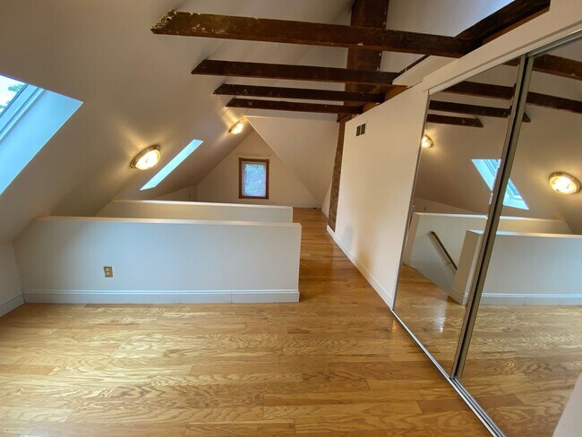 Building Photo - Highland 1557-1559 1557HSLLC