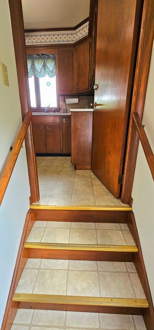 Building Photo - Welcome to this charming 2 bedroom, 1 bath...