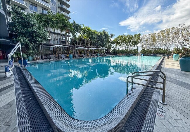 Building Photo - 121 NE 34th St