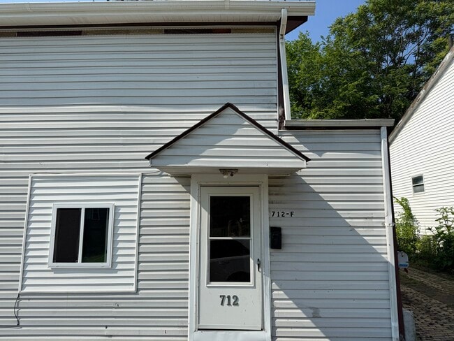 Primary Photo - 712 Dock St