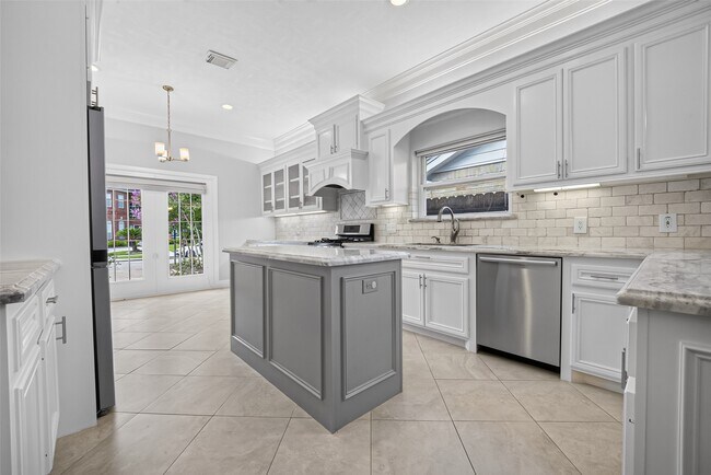 Building Photo - 10310 Chevy Chase Dr