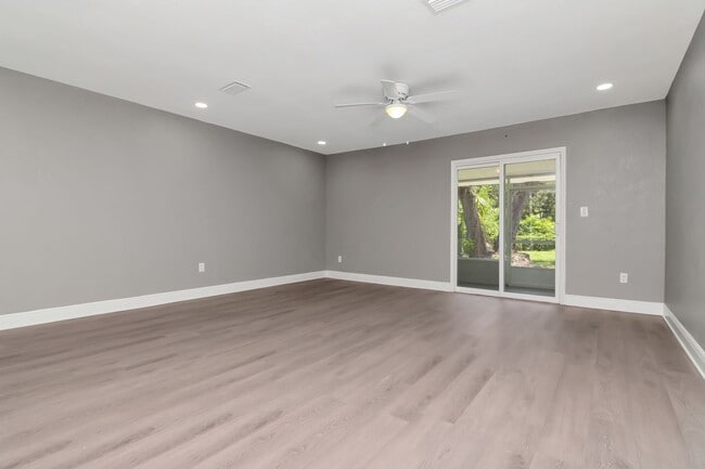 Building Photo - Totally Remodeled Duplex w/ New Fenced Bac...