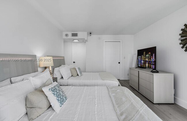 Building Photo - 2555 Collins Ave