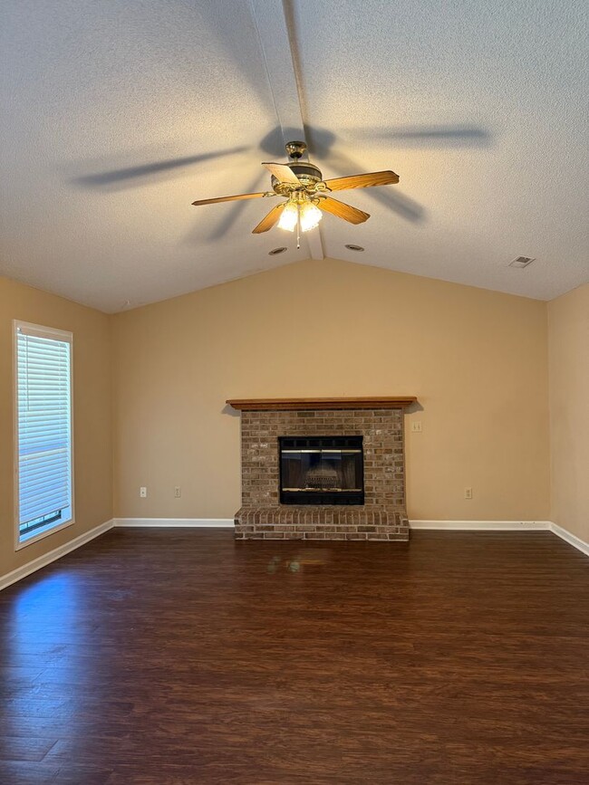 Building Photo - 156 Lakeside Dr