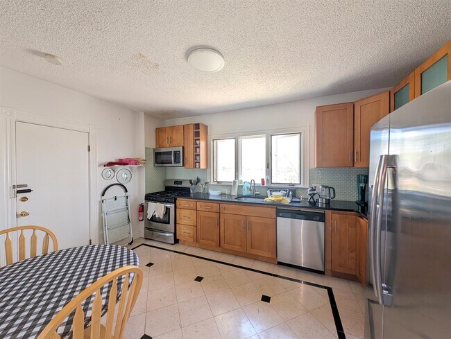 Building Photo - 489 Main St