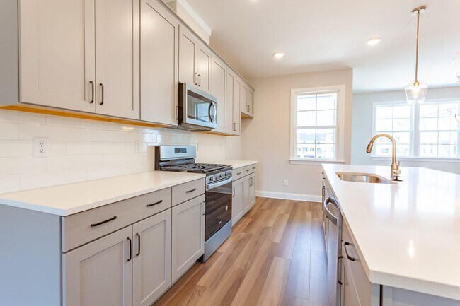 Building Photo - BEAUTIFUL TOWNHOME WITH COMMUNITY POOL