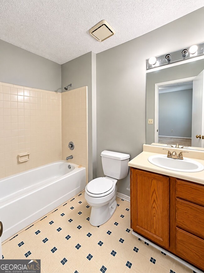 Building Photo - 134 Belmonte Dr SW
