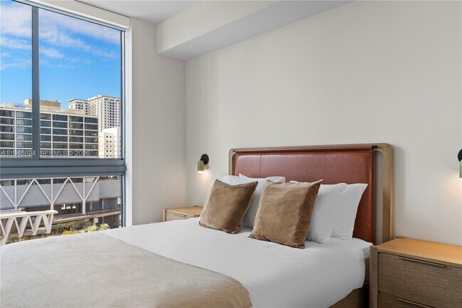 Building Photo - 11 NE 6th St