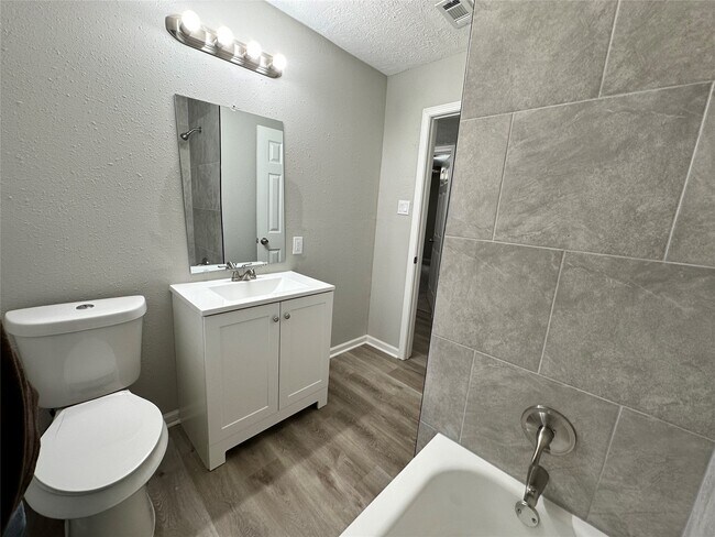 Building Photo - 5822 Glenhurst Dr